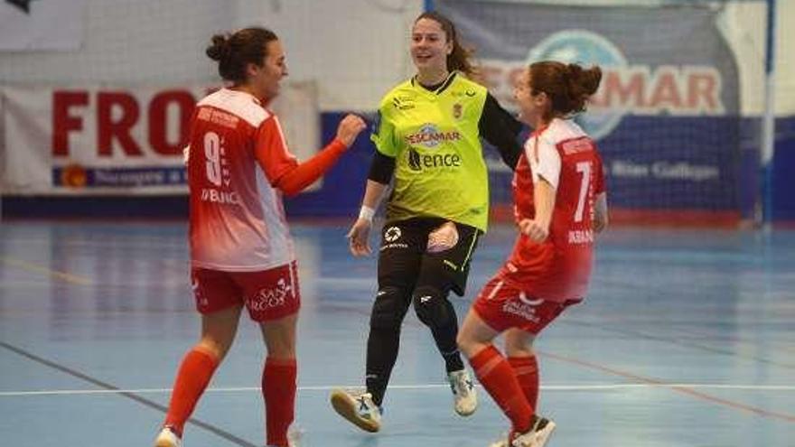 Silvia, Ale y Jenni celebran un gol. // Gustavo Santos