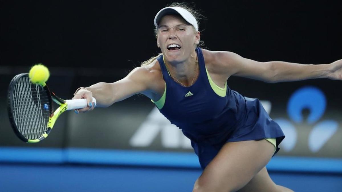 Wozniacki devuelve un golpe en la final de Australia