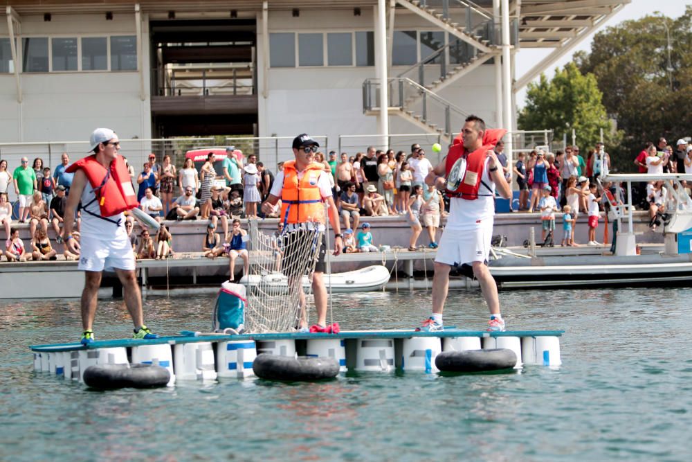 Regata de barcos locos en La Marina de València