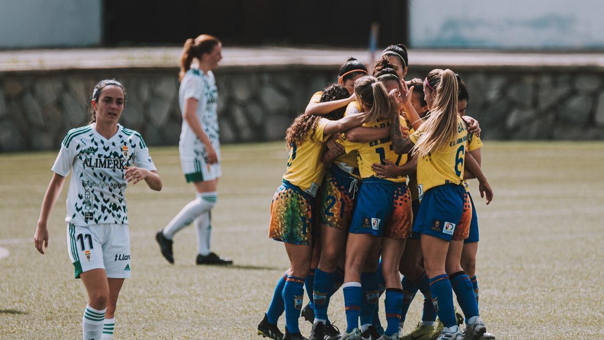 Las jugadoras del Juan Grande celebran el gol de Cora al Oviedo