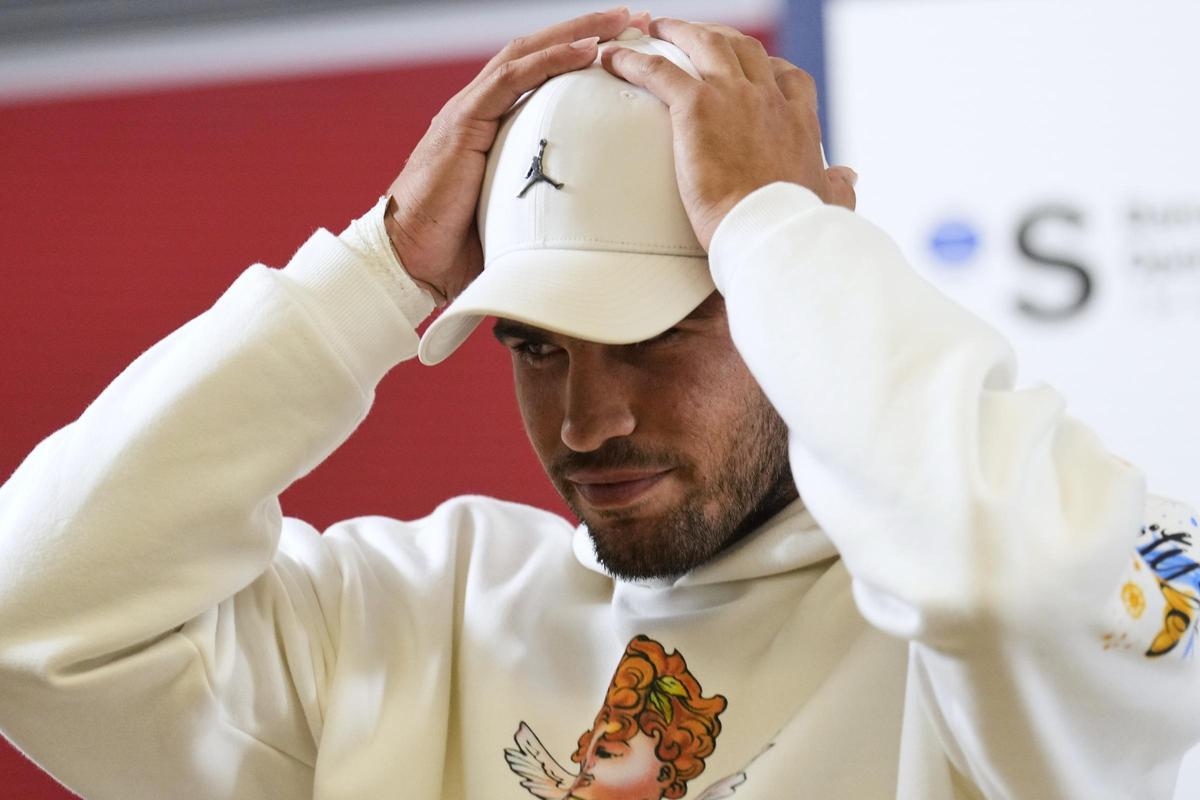 Carlos Alcaraz, tras anunciar su abandono por lesión en el Open Banc Sabadell de tenis.