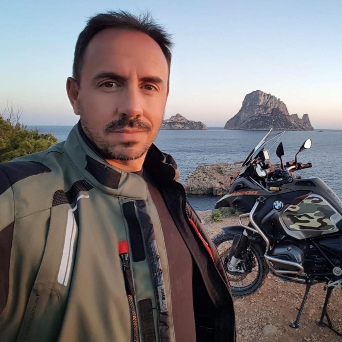 Self-portrait of the artist, with Es Vedrà in the background.