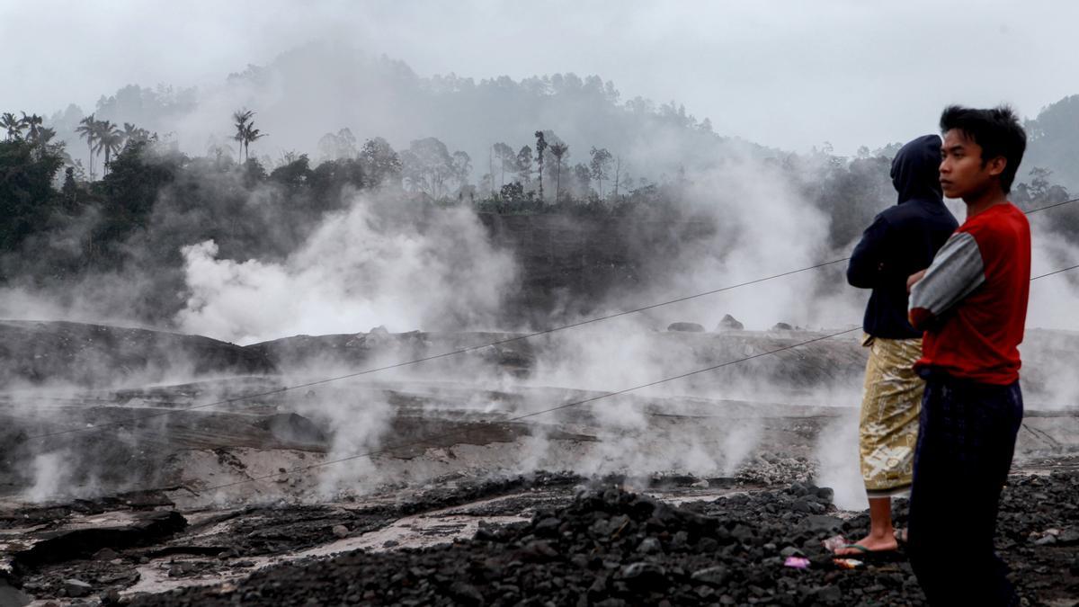 Personas inspeccionan la zona afectada tras la erupción del monte Semeru en la aldea de Sapiturang, en Java Oriental, Indonesia.