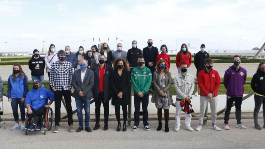 Representantes de los veinte clubes involucrados en el programa ‘Jugam amb l’Elit’, ayer en el Hipódromo de Son Pardo. | CONSELL DE MALLORCA