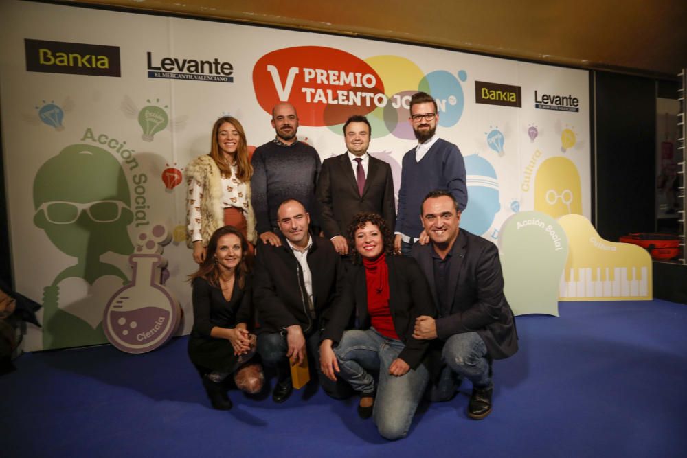 Los invitados posan en el photocall de los premios Talento Joven CV.