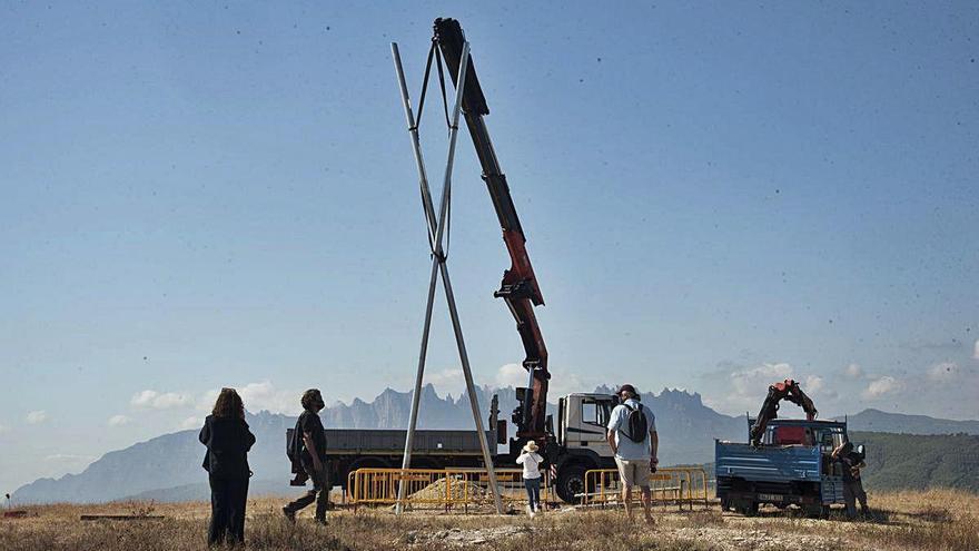 Una grua va alçar l&#039;estàtua «Vèrtex» per situar-la al seu lloc ahir al matí al Parc del Secà