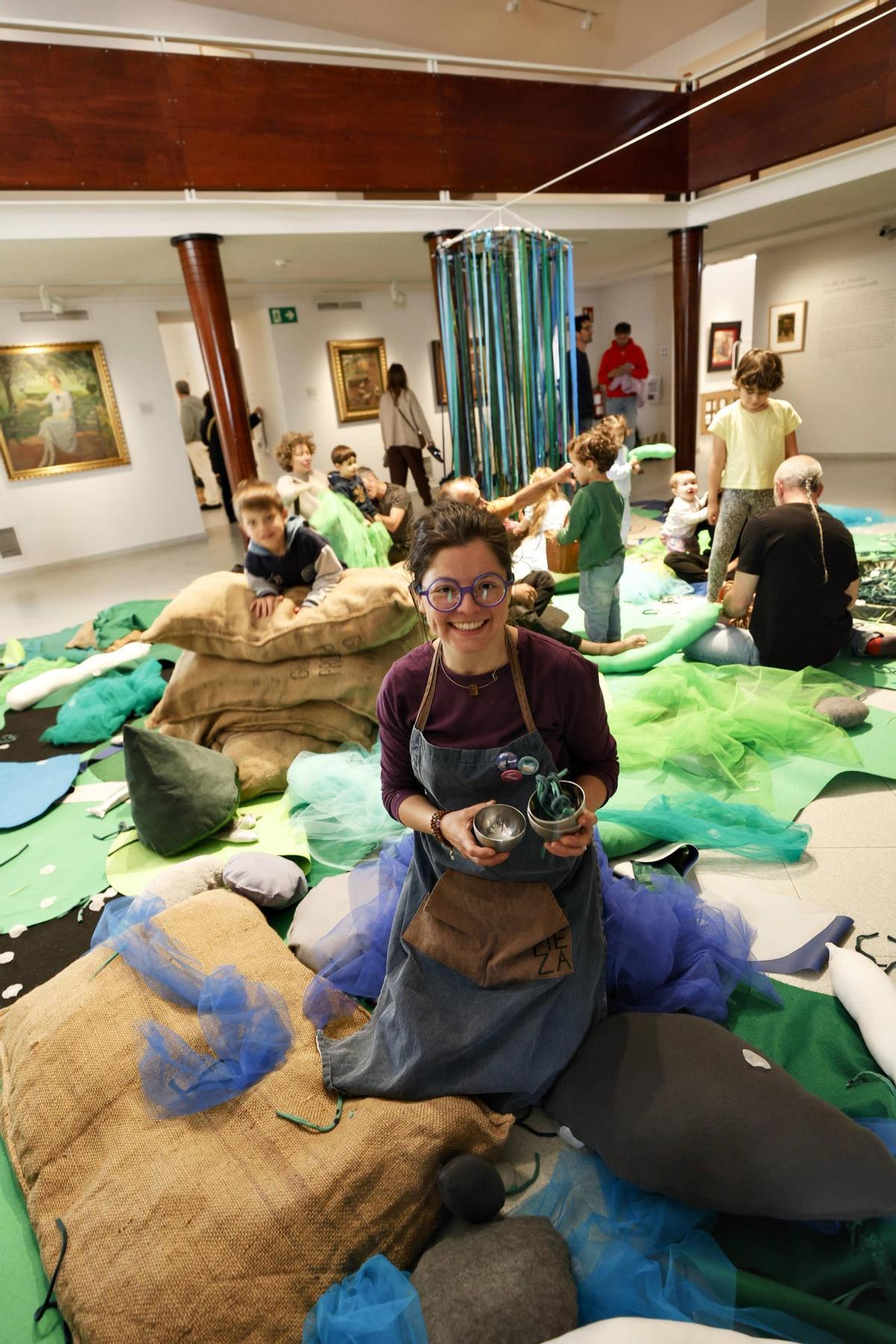 El arte y el juego infantil, de la mano en el Museo Piñole de Gijón para celebrar el Día de los Museos, en imágenes
