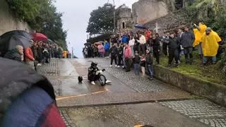 Los autos más locos desfilan por el centro de Luarca: "adrelina" y "mucho trasto guapo"