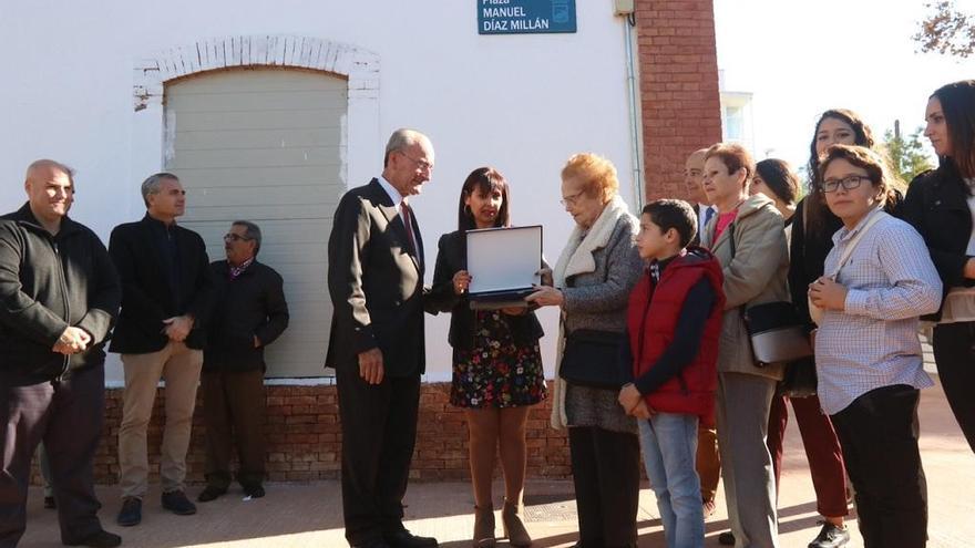 La viuda de Manuel Díaz Millán y su hija recoge la placa de manos del alcalde de Málaga.