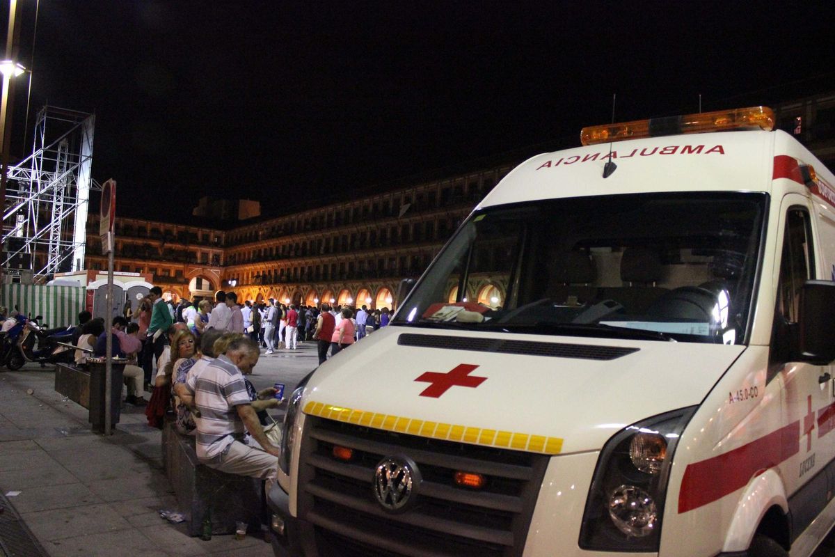 Ambulancia de Cruz Roja en La Corredera durante una Noche Blanca del Flamenco de Córdoba.