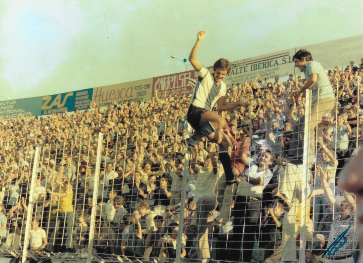 Celebración característica de Kustudic tras anotar un gol.