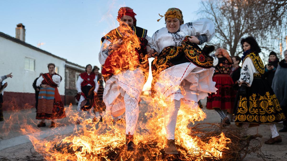 El tradicional Salto del Piorno de las águedas de Andavías, en imágenes