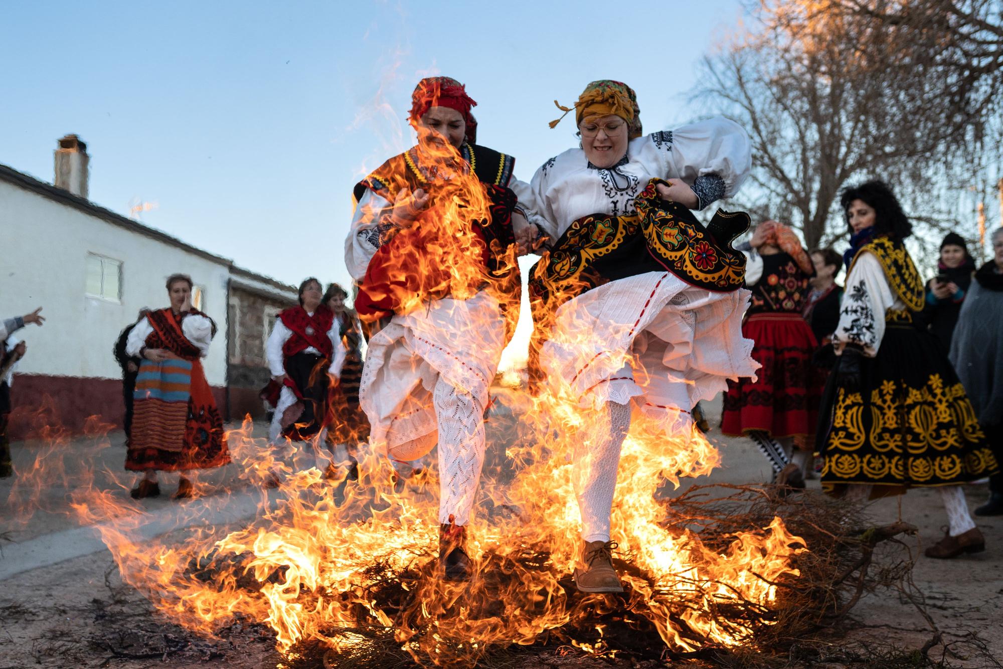 GALERÍA | El tradicional Salto del Piorno de las águedas de Andavías, en imágenes