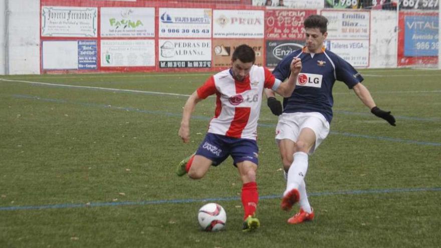 Castilla golpea un balón en presencia de un futbolista del Arosa en un duelo anterior. // Santos Álvarez