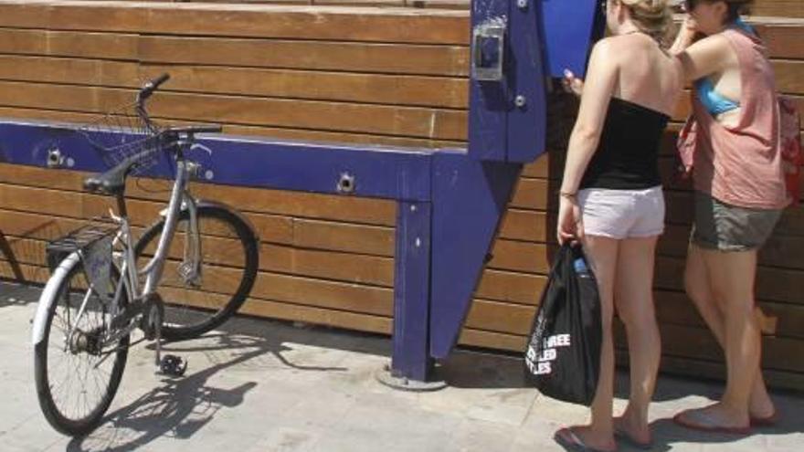Dos mujeres retiran una bicicleta, en el verano de 2013.