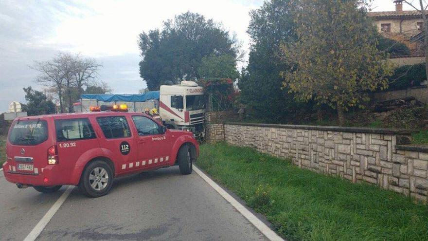 Un camió xoca contra un mur i el conductor resulta ferit