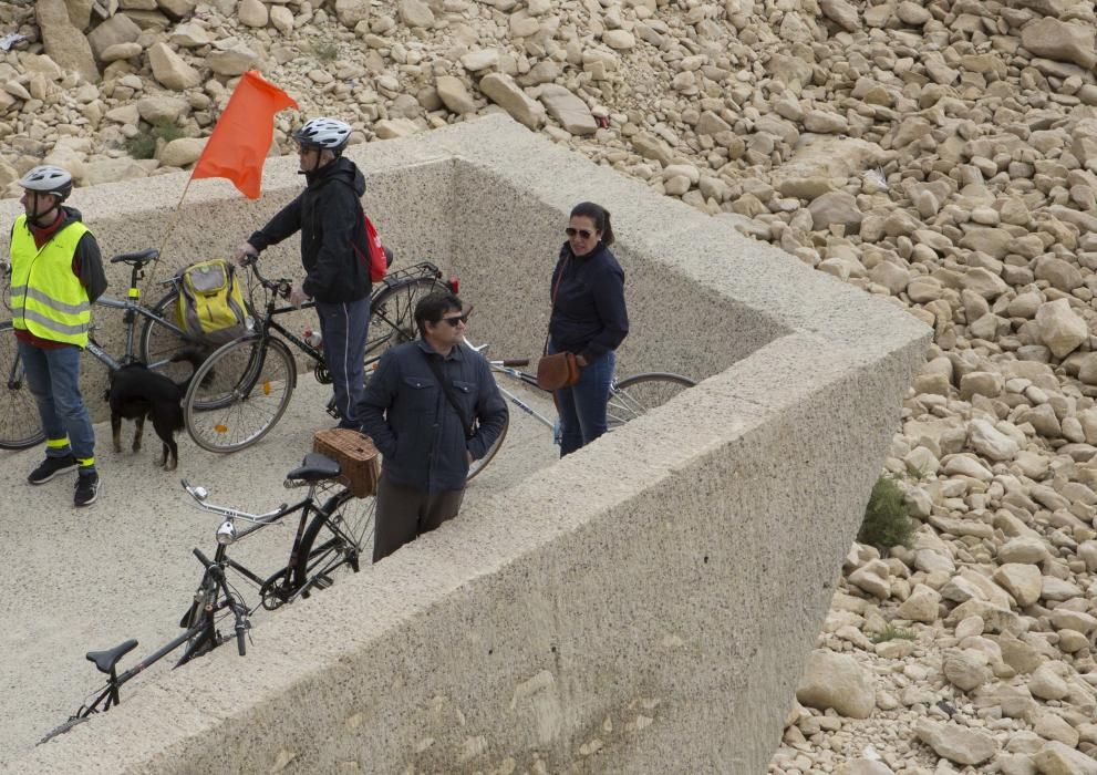 200 ciclistas exigen frente al Ayuntamiento una vía verde en La Cantera.