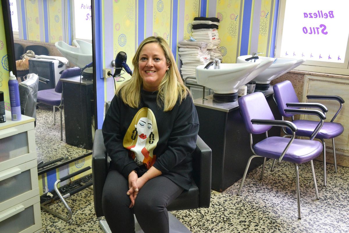 Liliana, en otro rincón de su peluquería en San Julián.