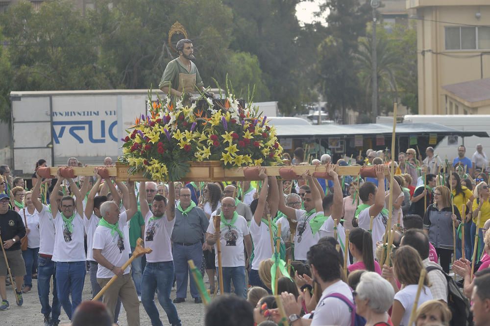 La romería de San Crispín recorre hoy las calles de El Toscar hasta su ermita.