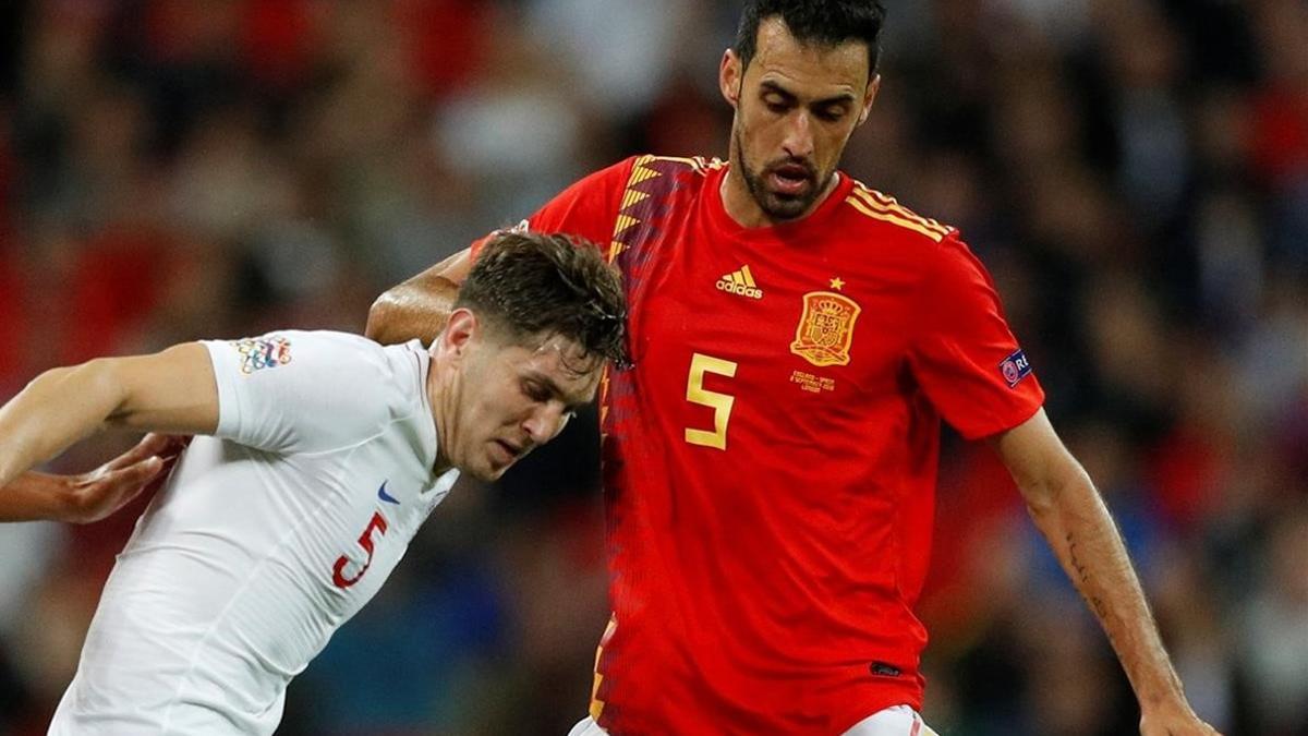 Busquets, junto a Stones y Asensio, en una acción del partido que España jugó en Wembley el pasado sábado