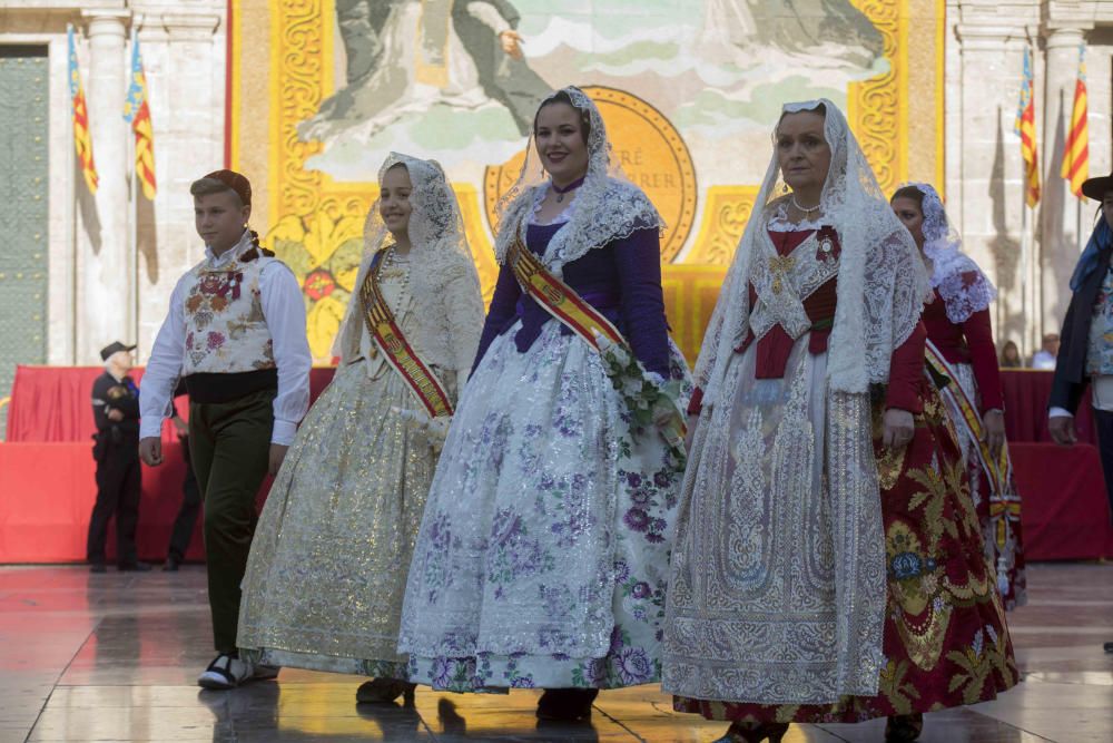 Desfile de las falleras mayores de las diferentes comisiones durante la procesión general de la Mare de Déu dels Desemparats.