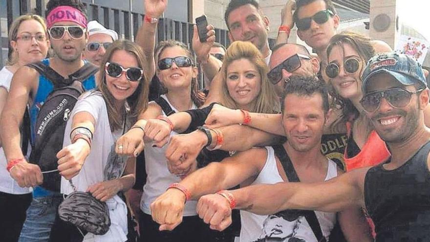 Miembros del club de fans Divina Madonna muestran su pulsera del concierto antes de una actuación de la diva en el Palau Sant Jordi.