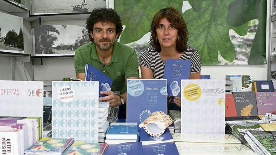 Henrique Alvarellos y Olivia Rodríguez con la recopilación de textos de Urbano Lugrís.