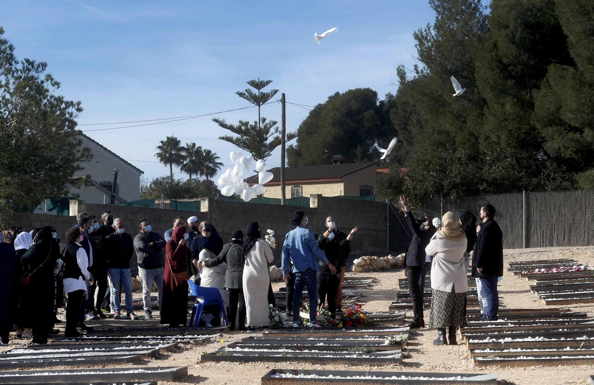 Entierro de Wafaa Sebbah en el cementerio Jardín Muslmán de València