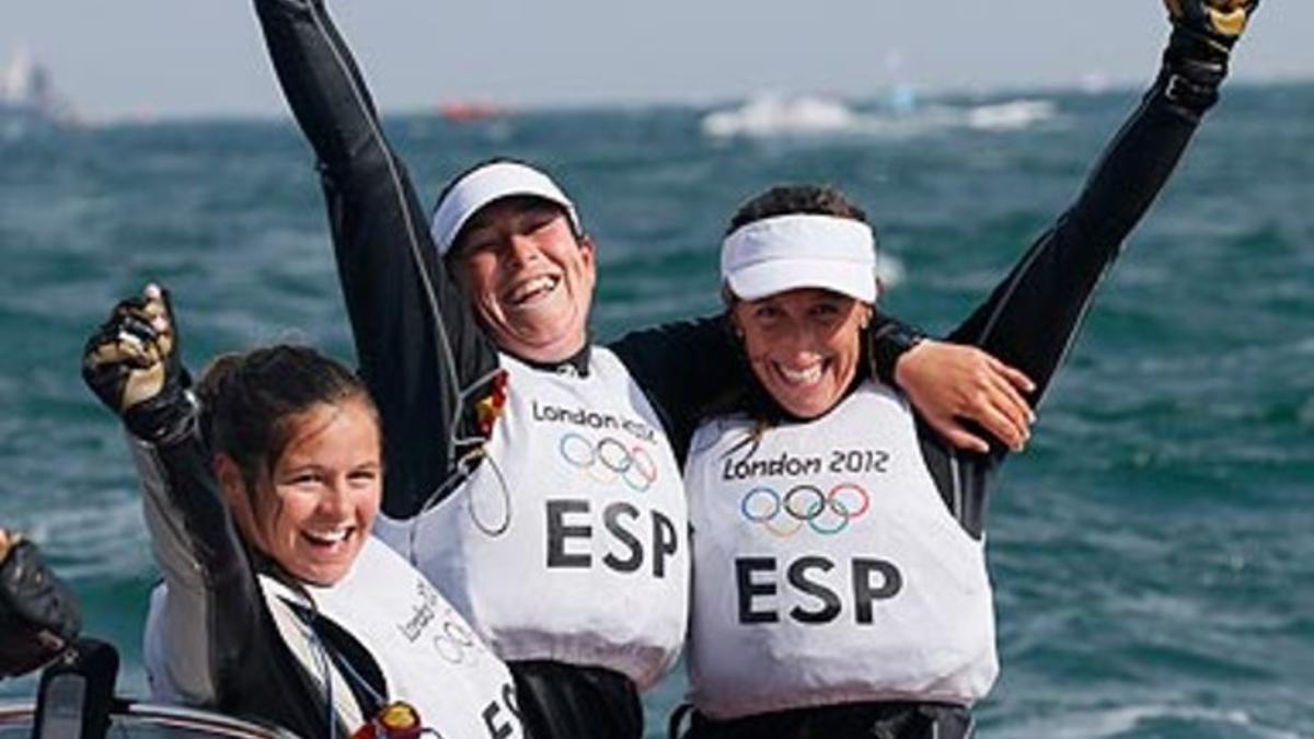 Echegoyen, Toro y Pumariega celebran su victoria en vela.