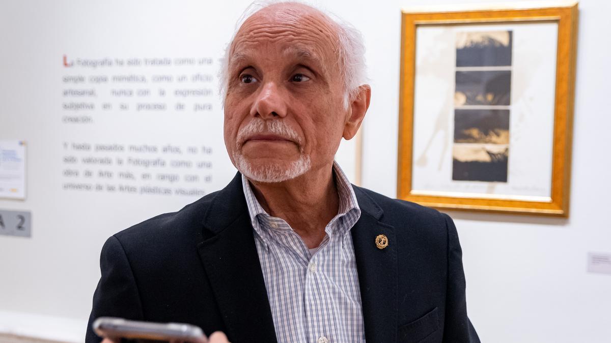 Teo Mesa, comisario de arte, presentando la muestra en el Centro Cultural CICCA