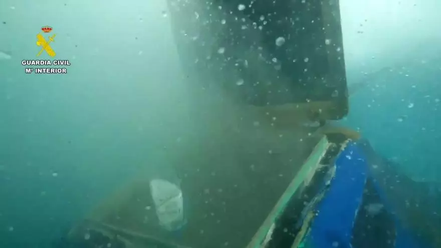 La Guardia Civil inspecciona el interior del narcosubmarino hallado en la Costa da Morte