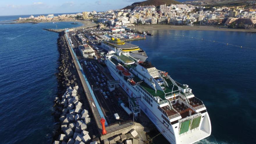 Imagen aérea del puerto de Los Cristianos, en el municipio sureño de Arona.