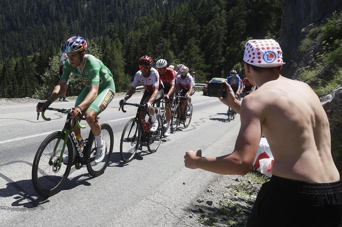 Saint-chaffrey (France), 13/07/2022.- The Green Jersey Belgium rider Wout Van Aert (L) of Jumbo Visma and Spanish rider Ion Izagirre Insausti (2-L) of Cofidis in action during the 11th stage of the Tour de France 2022 over 151.7km from Albertville to the Col du Granon Serre Chevalier in the commune of Saint-Chaffrey, France, 13 July 2022. (Ciclismo, Bélgica, Francia) EFE/EPA/YOAN VALAT