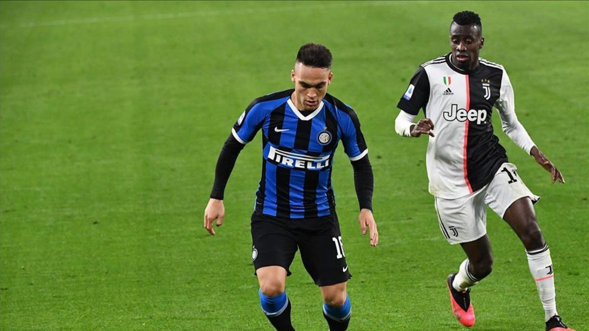 Lautaro Martínez y Matuidi durante el Juventus - Inter