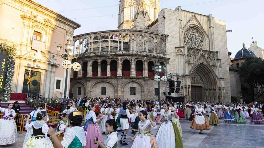 Las Fallas inauguran la fiesta de la Virgen en una plaza sin tapiz