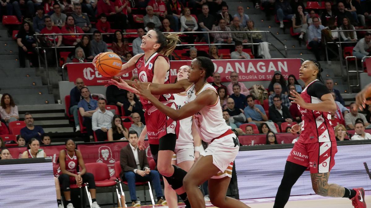 Mariona Ortiz intenta realizar un tiro ante la oposición de una jugadora del Gernika