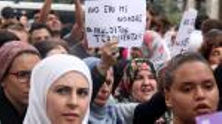 Dones musulmanes amb cartells en la concentració en condemna del terrorisme a la Rambla.