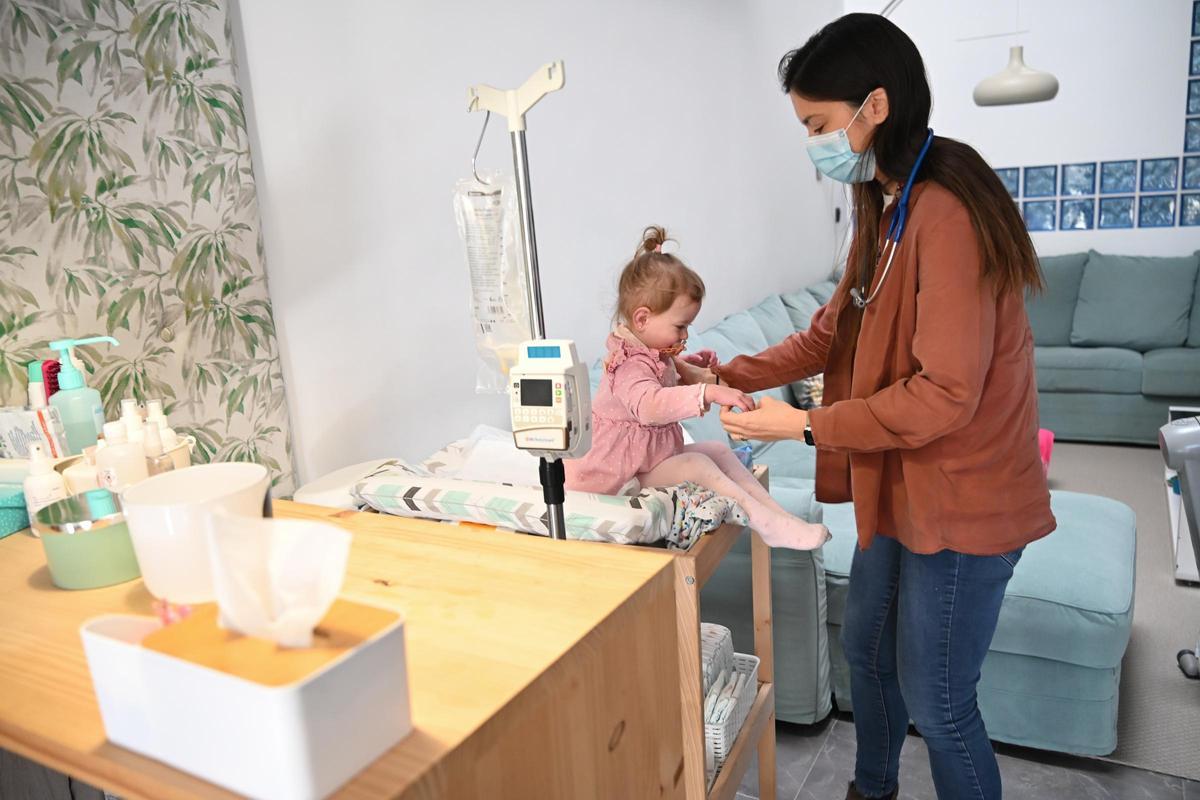 Una doctora de la UHD del Hospital General de Elche atiende a Kayla en su domicilio