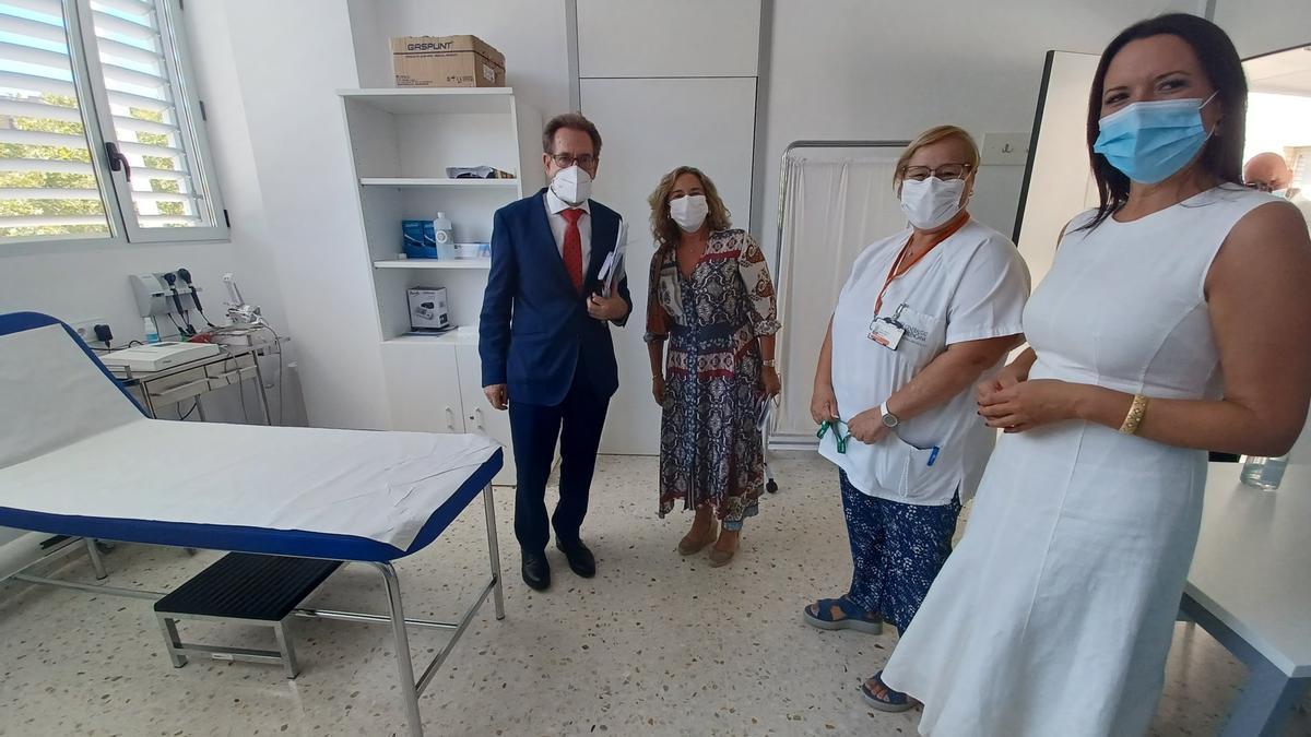 Mínguez y Orts, durante su visita al centro de salud de Moncada