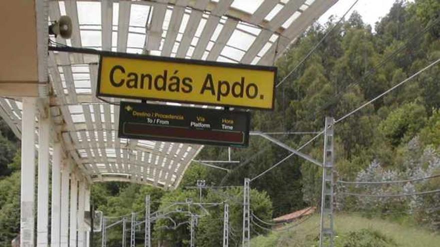 Viajeros en el apeadero de Candás esperando al tren procedente de Gijón.