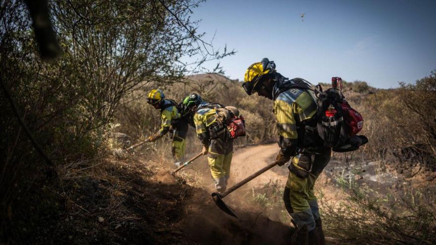 Labores de perímetro en el incendio del norte de Tenerife