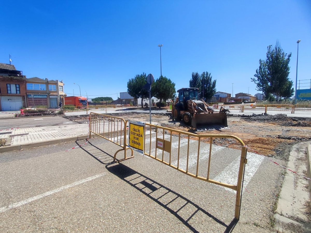 Obras en la rotonda de Federico Siva. Desde el lunes está abierta al tráfico parcialmente.