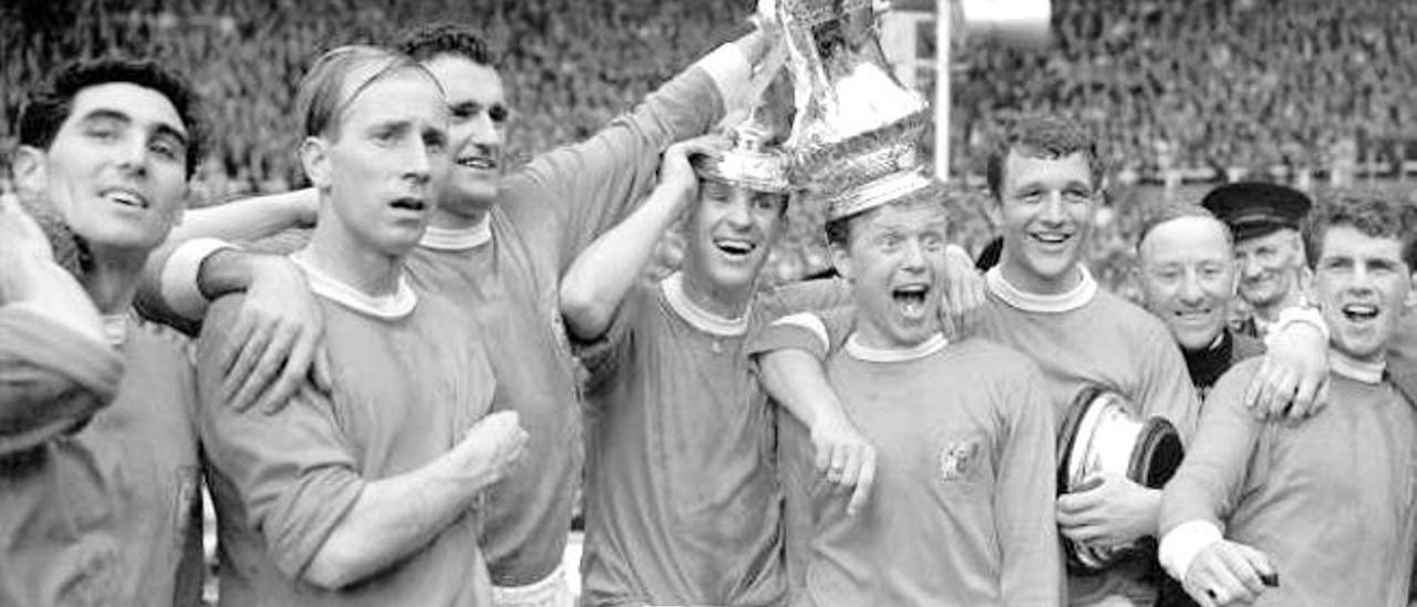 Herd, tercero por la derecha, con la Copa ganada en 1963 al Leicester en Wembley.