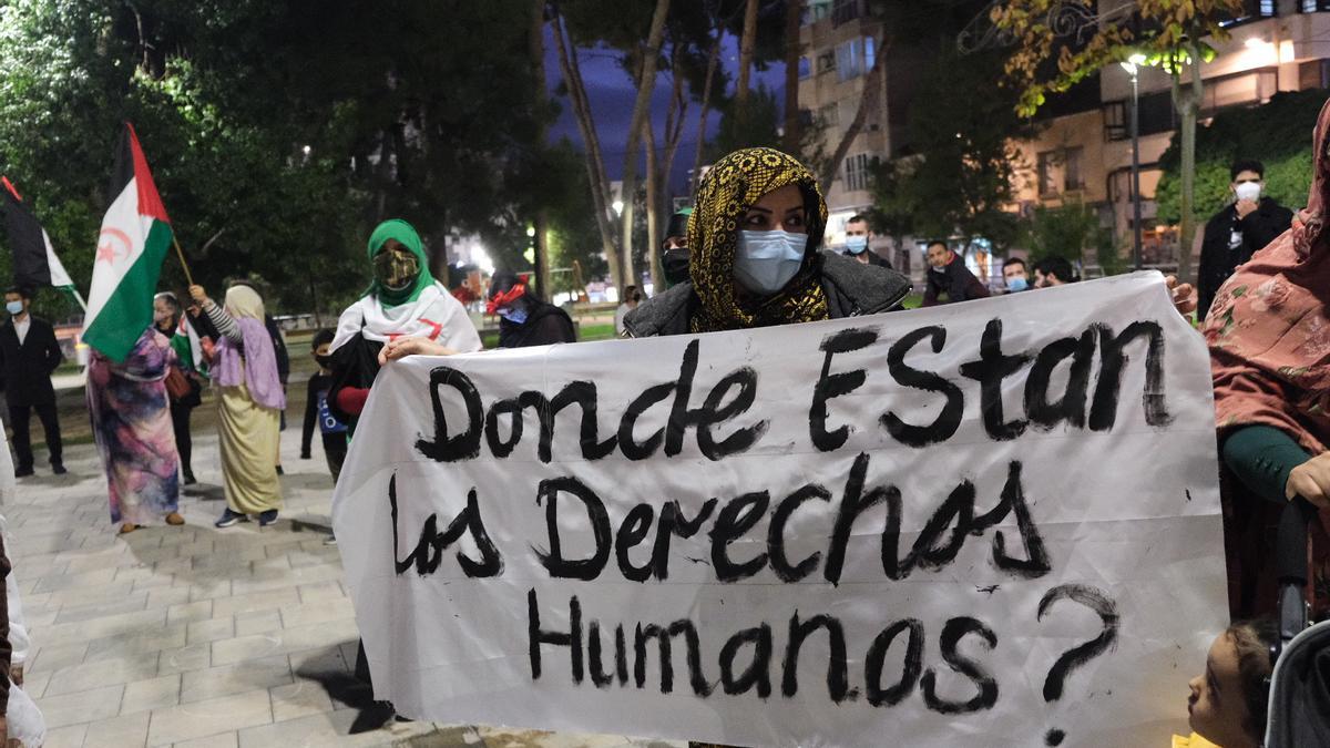 La concentración de apoyo al Pueblo Sarahui en la plaza Castelar de Elda.