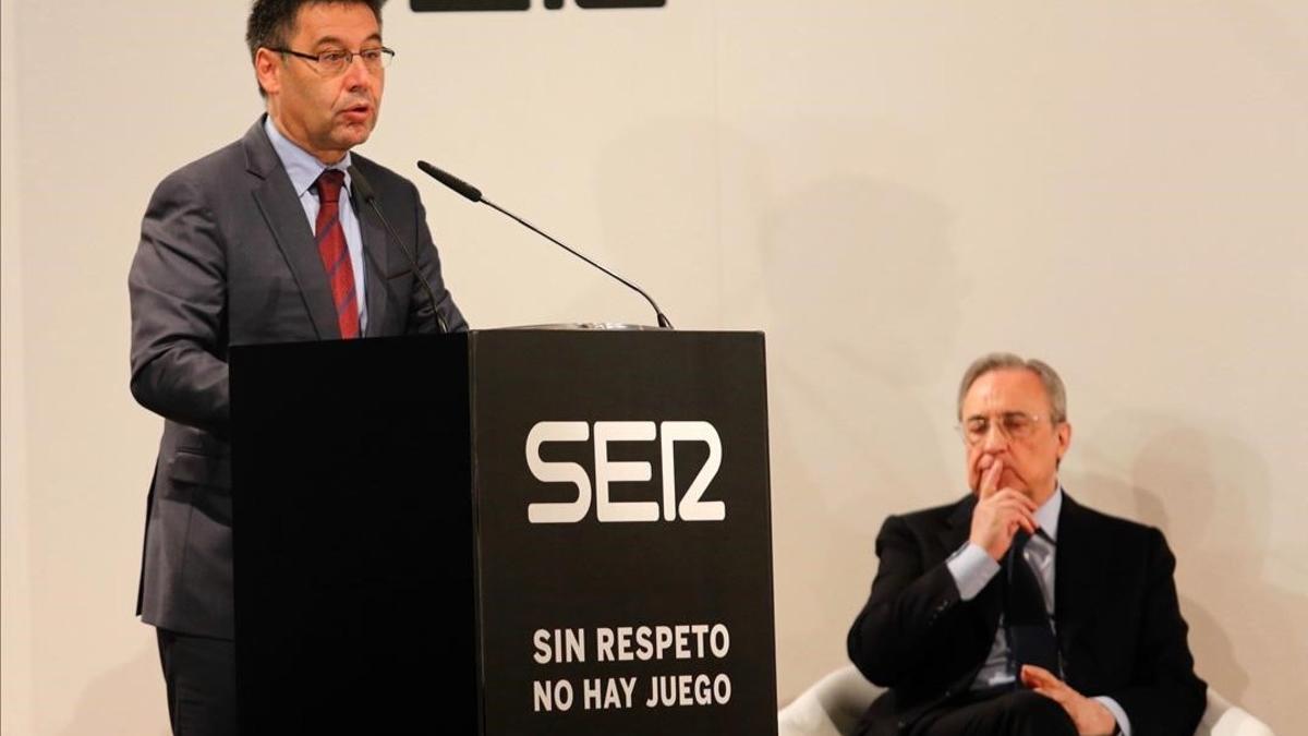 Josep María Bartomeu interviene en el acto contra el racismo, en presencia de Florentino Pérez