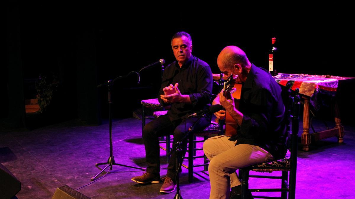 Tito Bacillo, acompañado a la guitarra por Miguel &quot;El Churre&quot; actúan en el Teatro Latorre