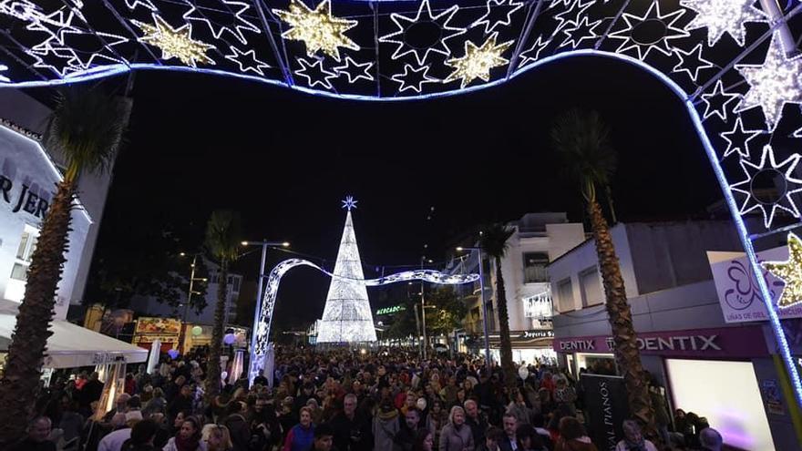 La localidad de Torremolinos muestra su iluminación navideña desde ayer.