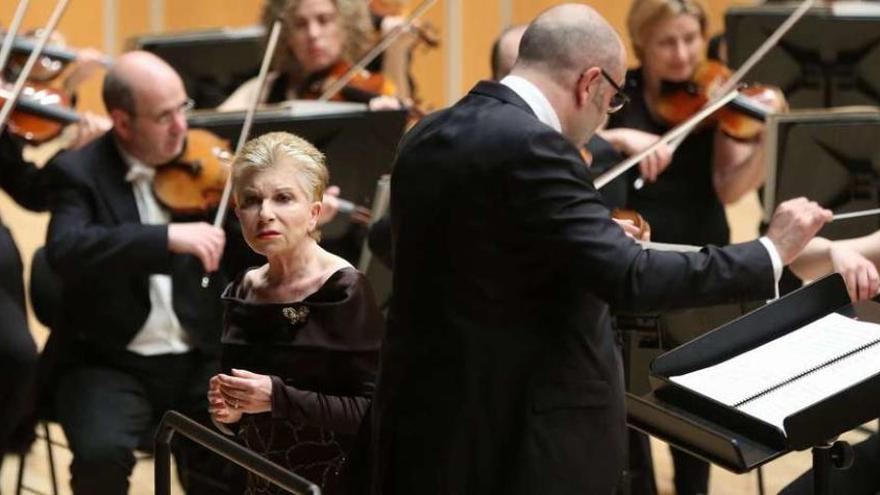 La soprano italiana Mariella Devia, cantando, ayer, en el escenario del auditorio de Oviedo junto al maestro Marzio Conti y la orquesta Oviedo Filarmonía.