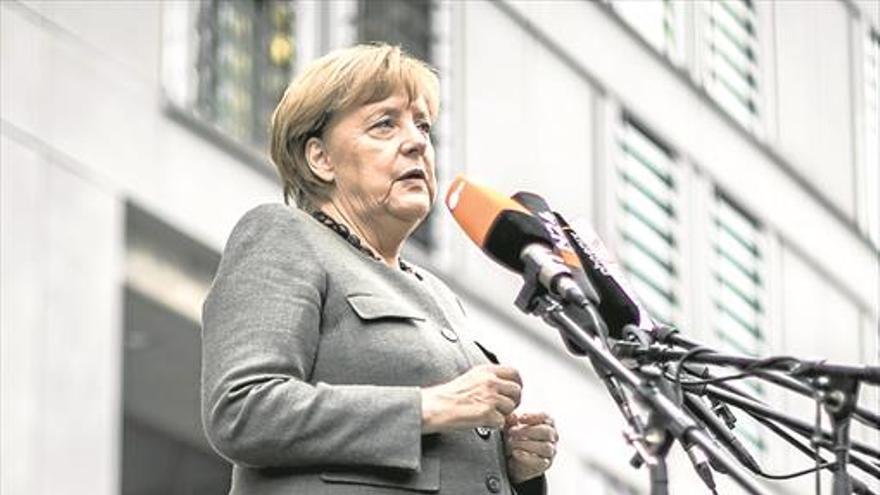 Merkel topa con dificultades para forjar una coalición