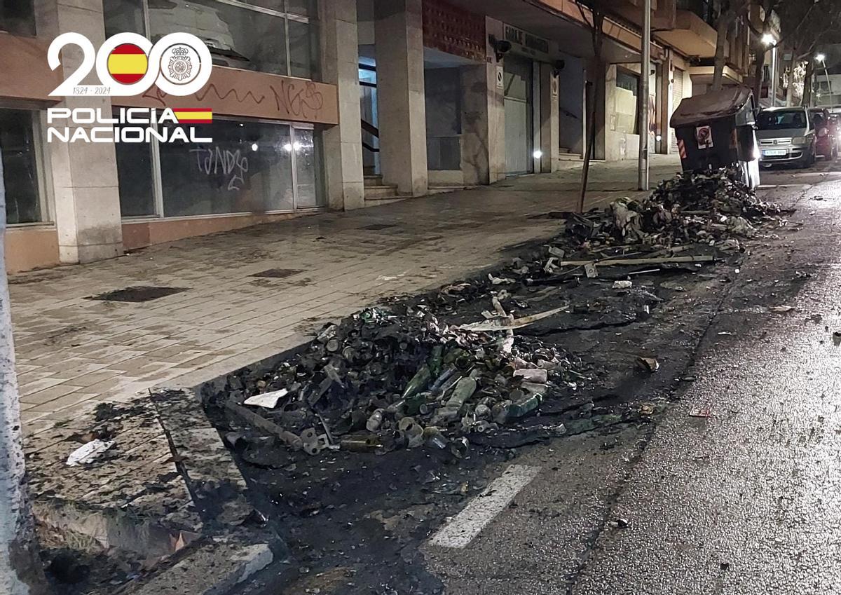 Estado en el que quedaron los contenedores la madrugada del pasado domingo tras ser incendiados.